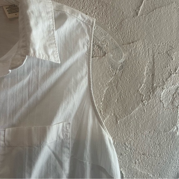 Levis White Sleeveless Blouse Size Medium - Picture 6 of 6